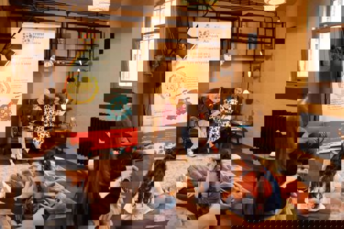 Het Nationaal Voorleesrecord, met o.a. wethouder Nathalie Kramers (gemeente Leeuwarden). Foto: FP Creation