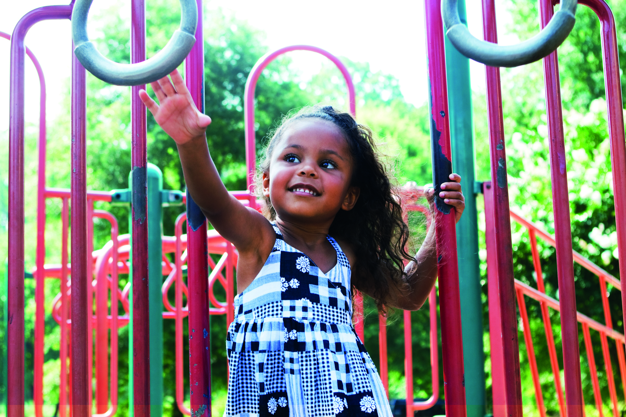 Afbeelding van meisje in de speeltuin op een klimrek