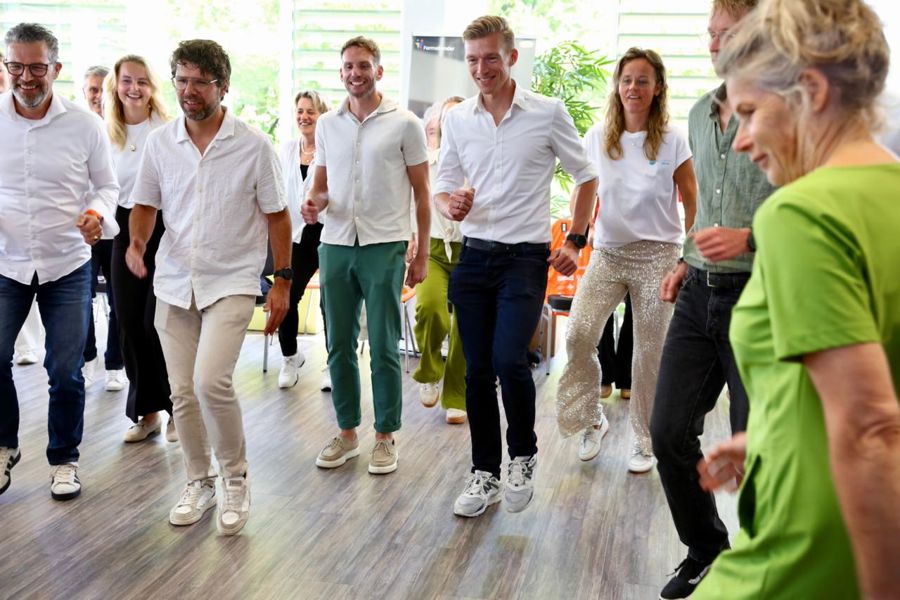 Foto van publiek in beweging